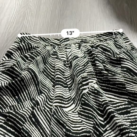Banana Republic Black & White Abstract Print Silky A-Line Mini Skirt Size 2 - Picture 4 of 5